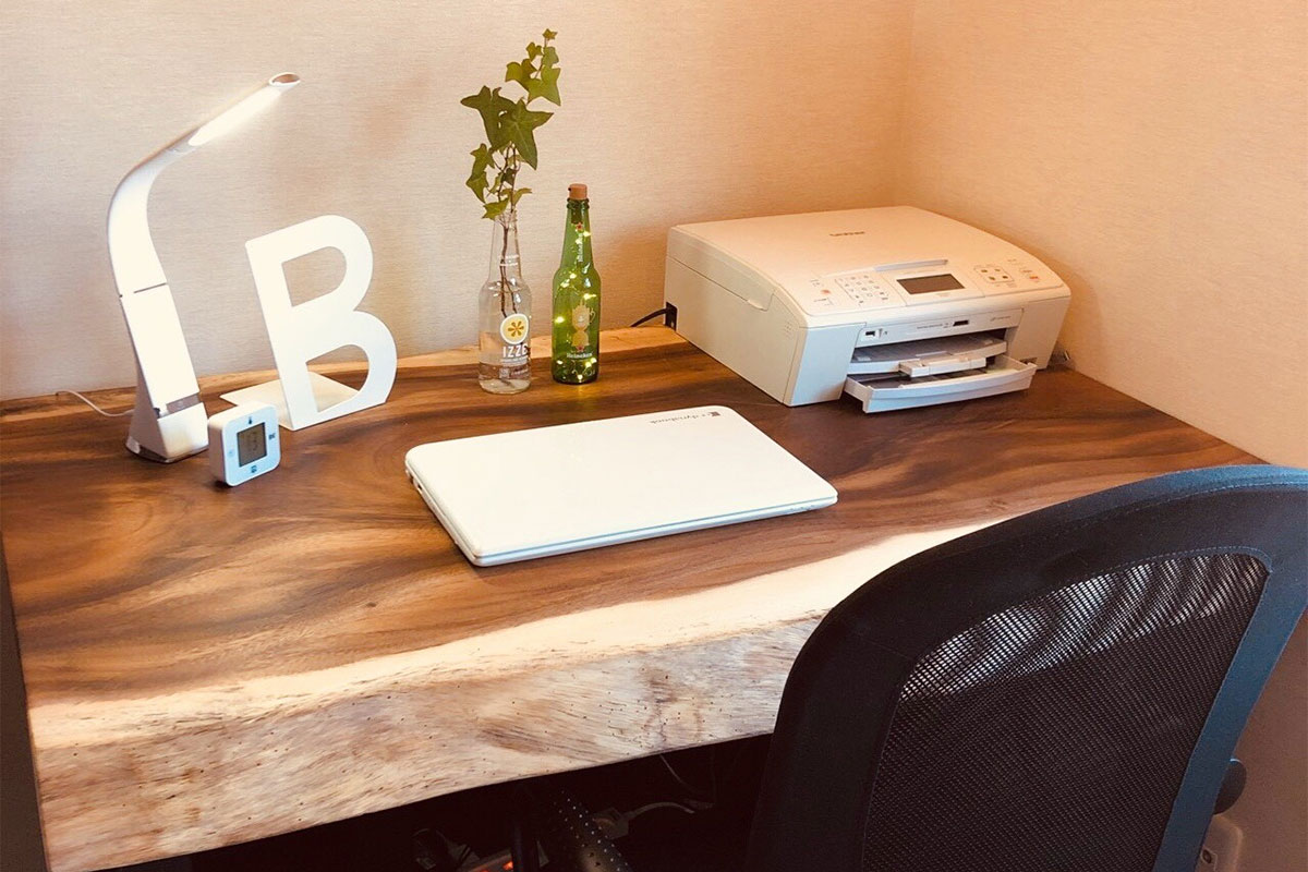 ダイニングテーブルと書斎(モンキーポッド無垢一枚板ダイニングテーブル・デスク)