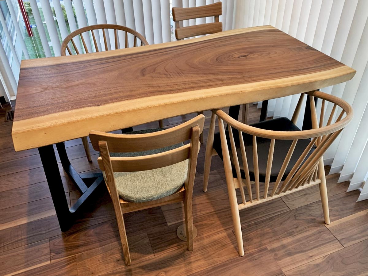 ウォールナットのフローリングとモンキーポッドテーブル（モンキーポッド無垢一枚板ダイニングテーブル）