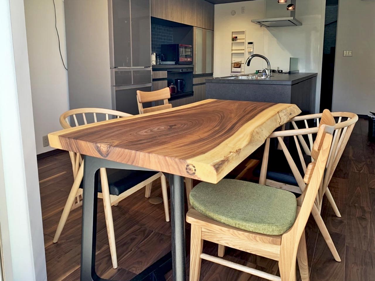 ウォールナットのフローリングとモンキーポッドテーブル（モンキーポッド無垢一枚板ダイニングテーブル）