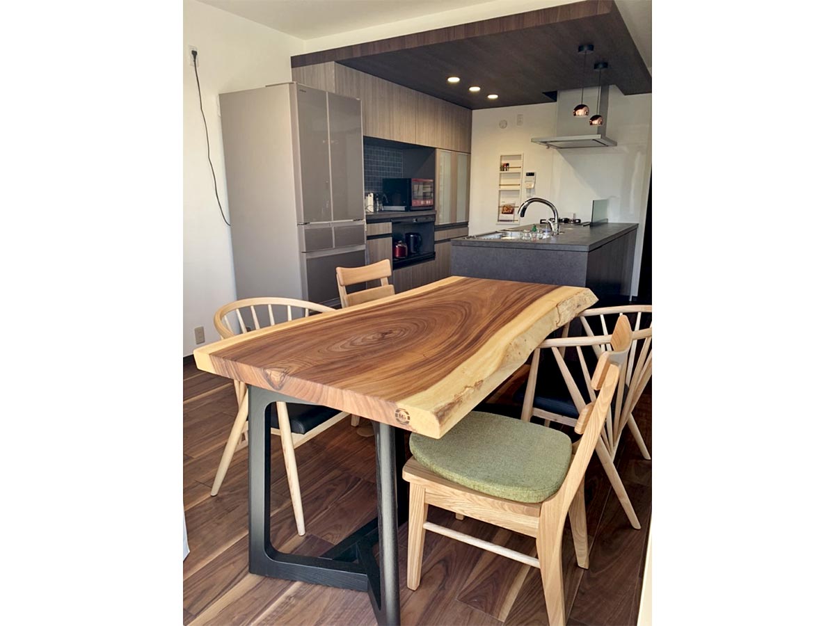 ウォールナットのフローリングとモンキーポッドテーブル（モンキーポッド無垢一枚板ダイニングテーブル）