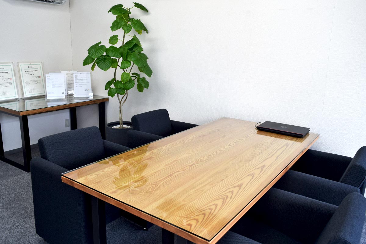 ホワイトアッシュの打ち合わせテーブル（ホワイトアッシュ無垢一枚板テーブル）