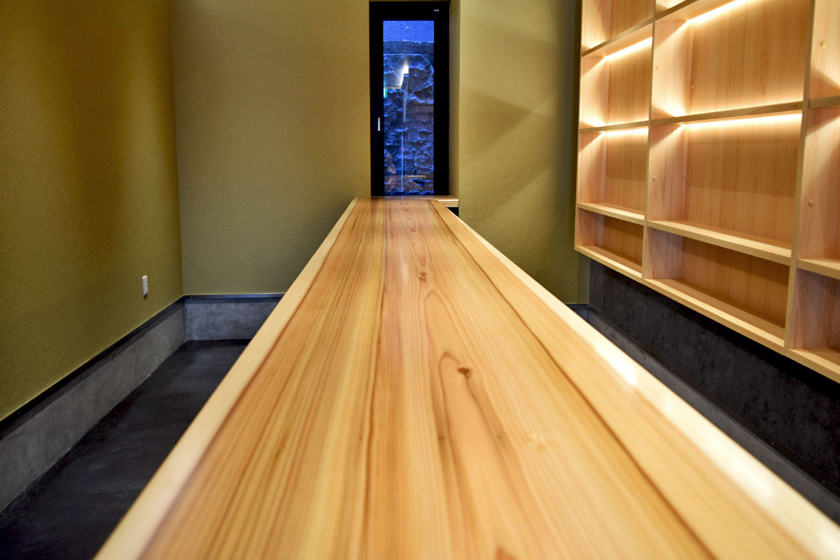 魅力溢れるカウンター（杉無垢一枚板カウンター）