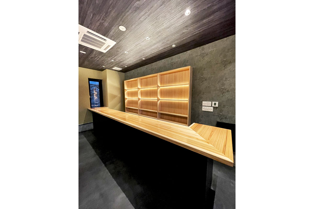 魅力溢れるカウンター（杉無垢一枚板カウンター）