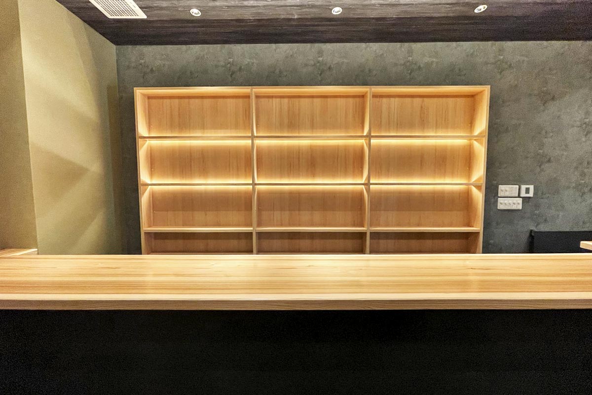 魅力溢れるカウンター（杉無垢一枚板カウンター）