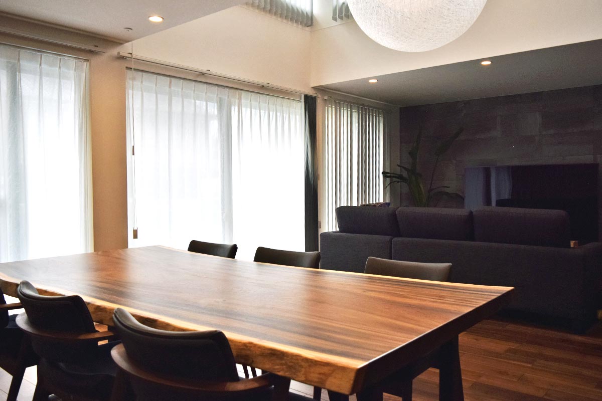 気品あふれるモンキーポッド（モンキーポッド無垢一枚板テーブル）