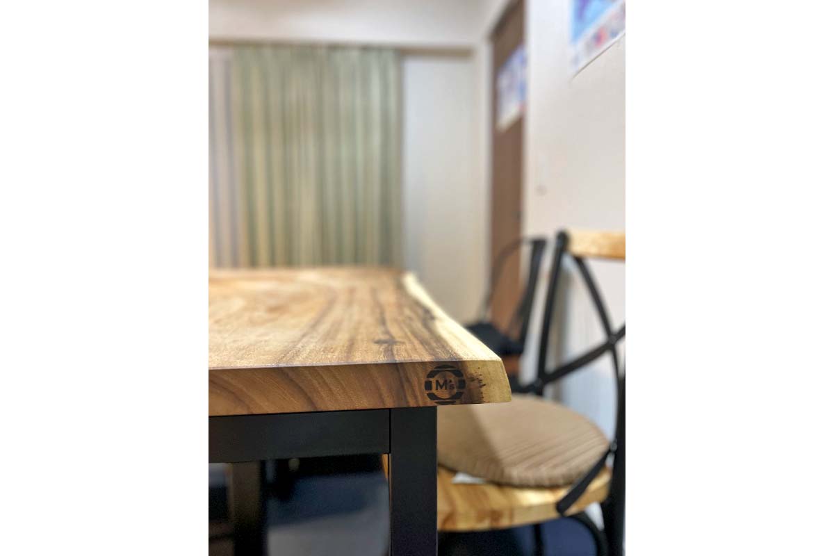 運命的な出会い(モンキーポッド無垢一枚板ダイニングテーブル)