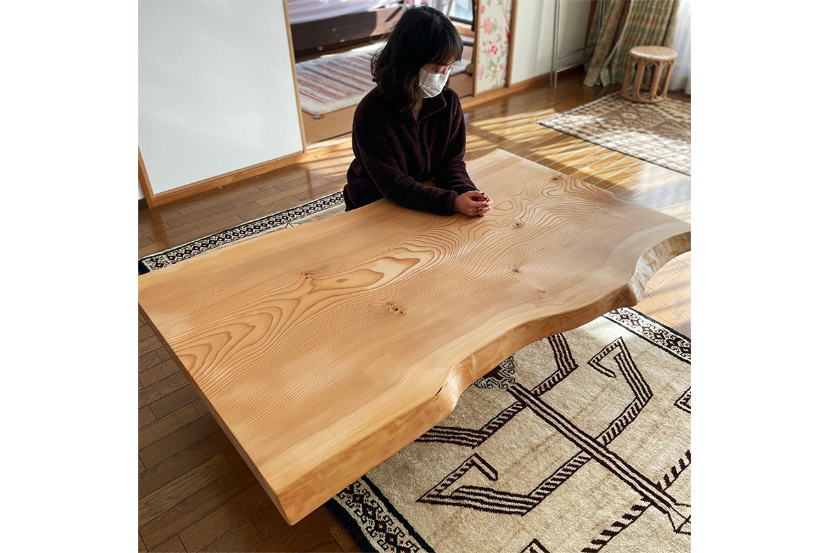 一生物の逸品(モミ無垢一枚板ローテーブル)