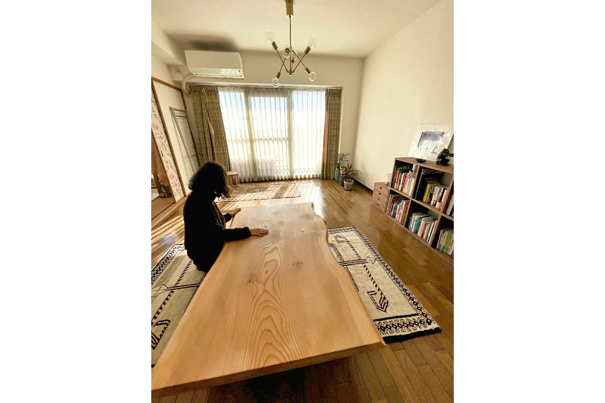 一生物の逸品(モミ無垢一枚板ローテーブル)