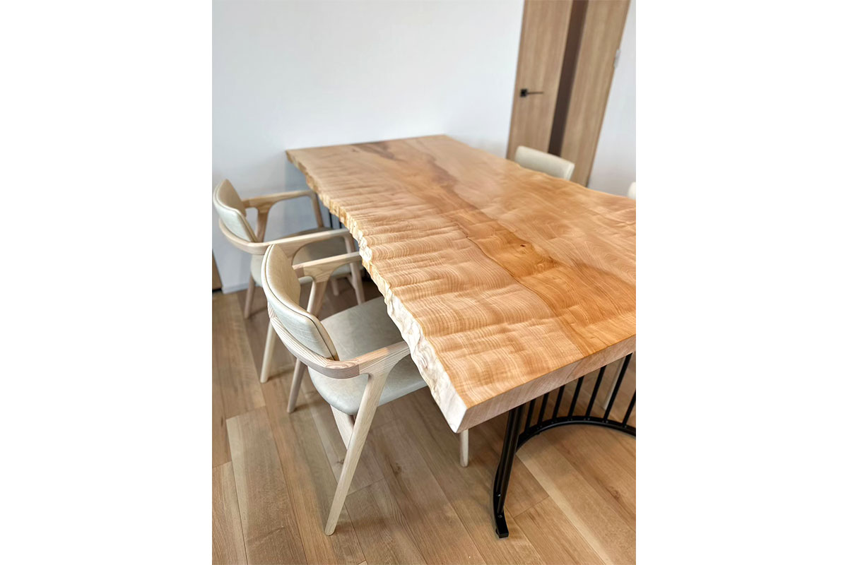 一生連れ添える飽くなき家具(栃無垢一枚板ダイニングテーブル)