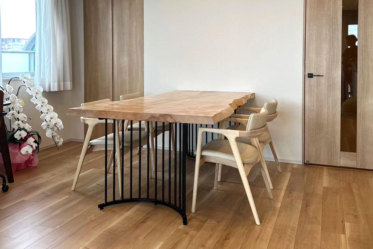 一生連れ添える飽くなき家具(栃無垢一枚板ダイニングテーブル)