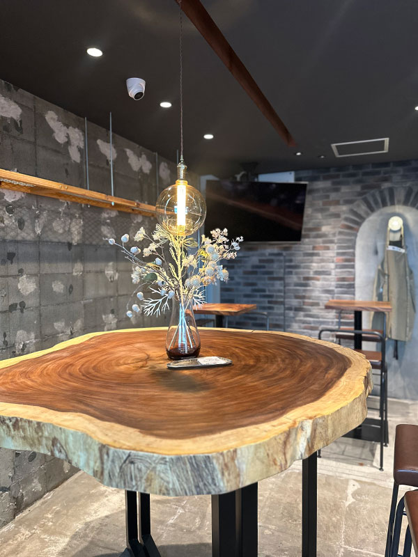 人が集まるお店のシンボルに(モンキーポッド無垢一枚板ダイニングテーブル)