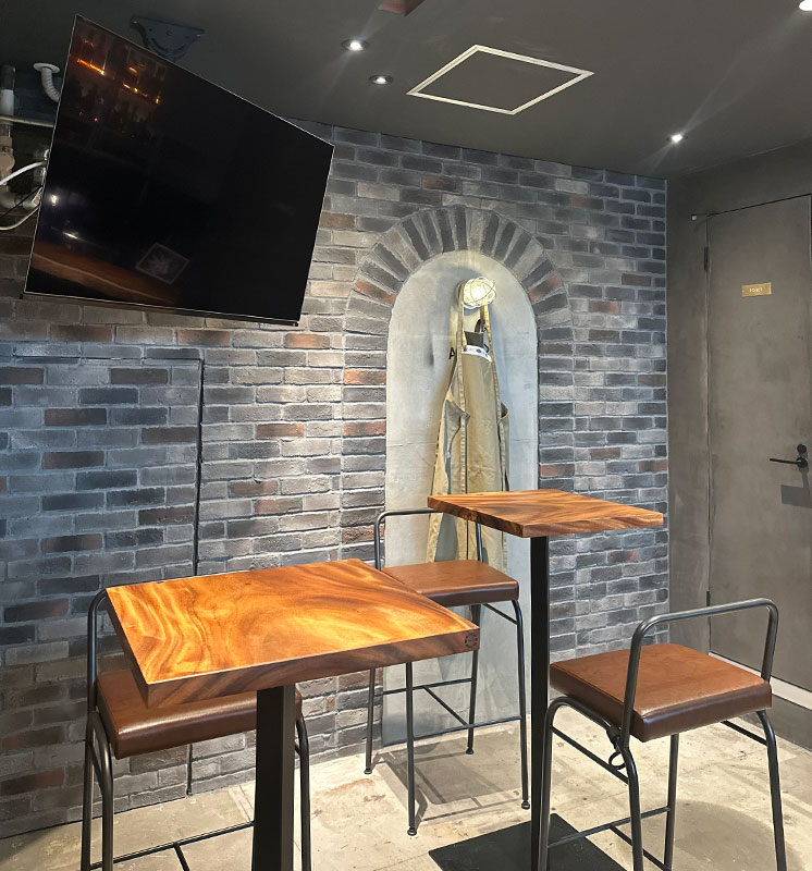人が集まるお店のシンボルに(モンキーポッド無垢一枚板ダイニングテーブル)