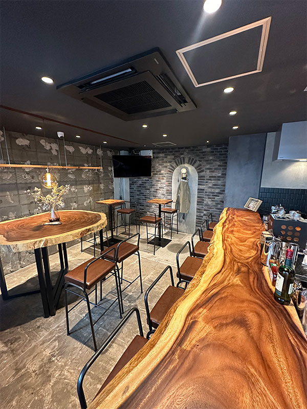 人が集まるお店のシンボルに(モンキーポッド無垢一枚板ダイニングテーブル)