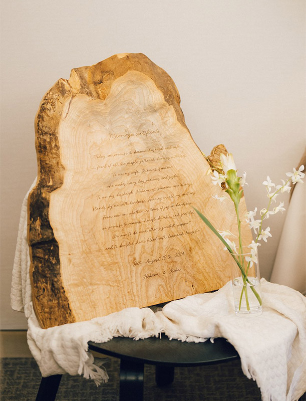 2人の理想を形にした結婚証明書(ホワイトアッシュ無垢一枚板ウエディングドロップス)