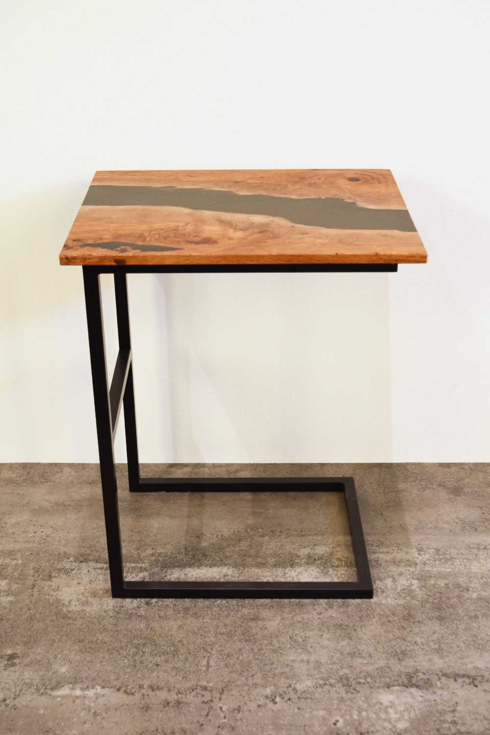 IZH 樫 一枚板 レジン商品 一枚板サイドテーブル 家具 サイドテーブル