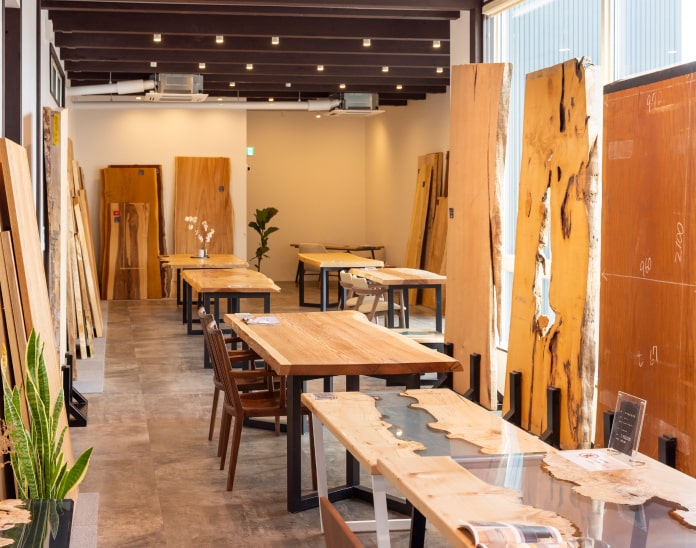 工房兼ショールーム内観 - テーブル展示エリア