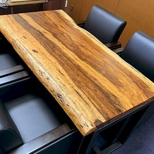 重厚感のあるベリーウッドのテーブル(ベリーウッド無垢一枚板テーブル)