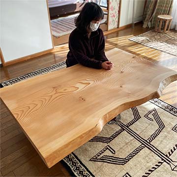 一生物の逸品(モミ無垢一枚板ローテーブル)