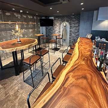 人が集まるお店のシンボルに(モンキーポッド無垢一枚板ダイニングテーブル)